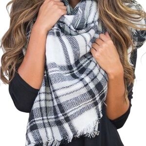 ModCloth Black White Gray Plaid Blanket Scarf Woven Womens One Size NWOT